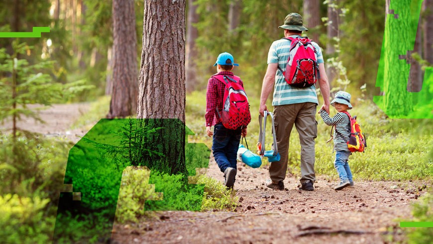 spacer z dziećmi w lesie