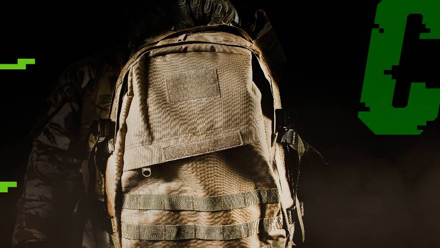 plecak wojskowy w rękach żołnierza
